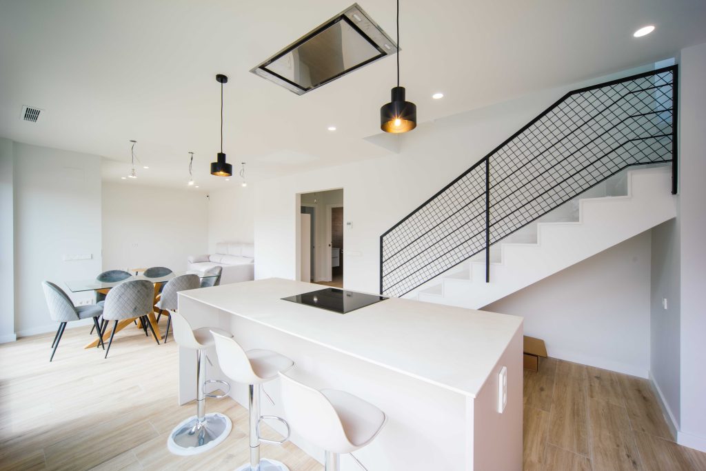 Cocina casa moderna hecha por Albert Vergés, arquitecto técnico que ofrece servicio técnico Girona